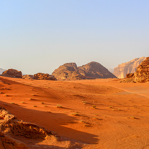 Elevated picture of rock formations in Wadi Rum desert